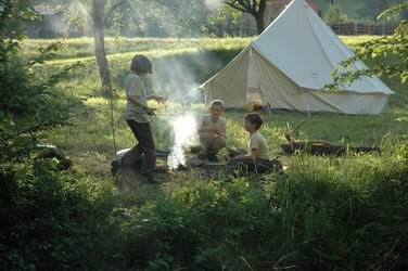 Scouts beim Feuer machen
